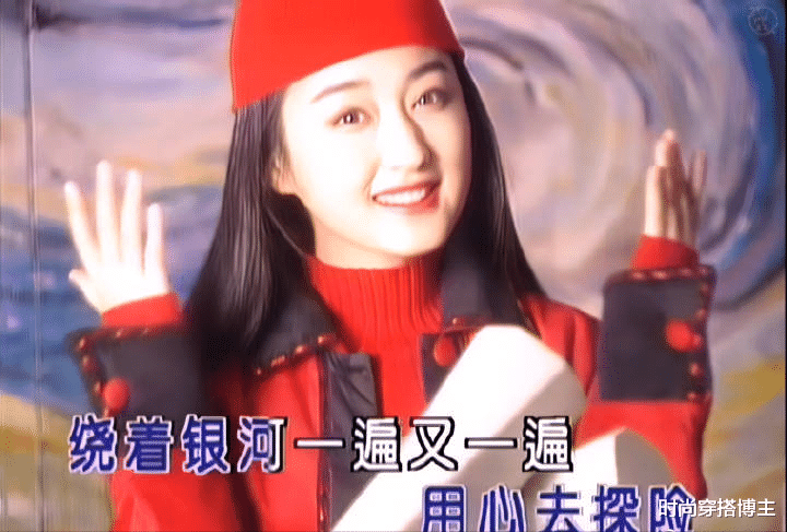 曾是樂壇歌后！今52歲卻在「簡陋工地舞台上演唱」　趕演出「坐電動車出行」為生活有在努力工作