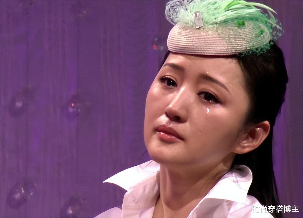 曾是樂壇歌后！今52歲卻在「簡陋工地舞台上演唱」　趕演出「坐電動車出行」為生活有在努力工作