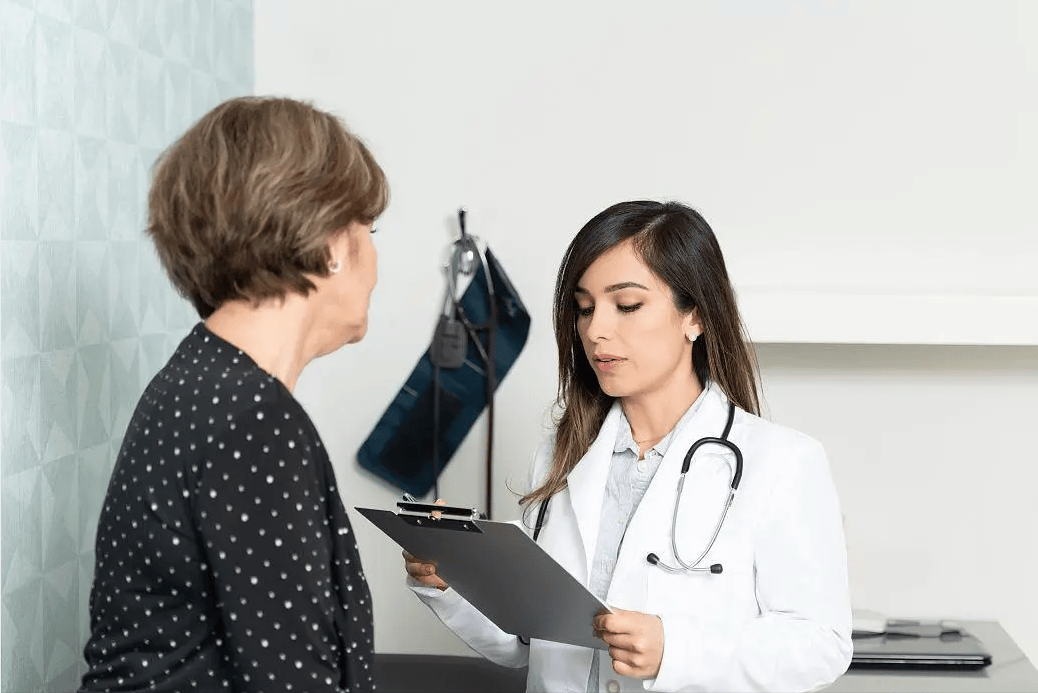 老年人要遠離洋蔥？醫生給出忠告：不想身體垮掉「老人要少碰這幾種菜」