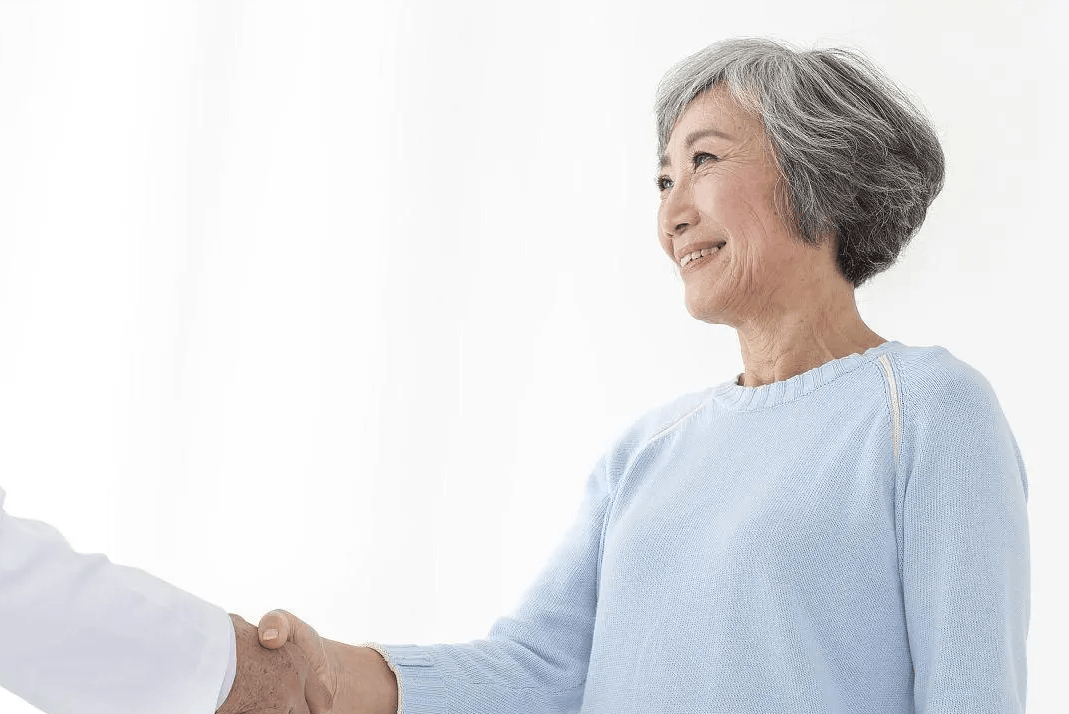 老年人要遠離洋蔥？醫生給出忠告：不想身體垮掉「老人要少碰這幾種菜」