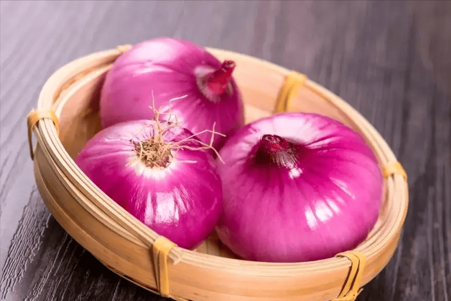 老年人要遠離洋蔥？醫生給出忠告：不想身體垮掉「老人要少碰這幾種菜」