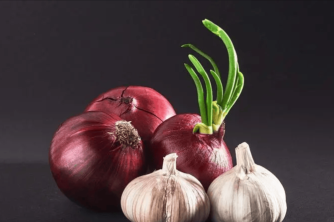 老年人要遠離洋蔥？醫生給出忠告：不想身體垮掉「老人要少碰這幾種菜」