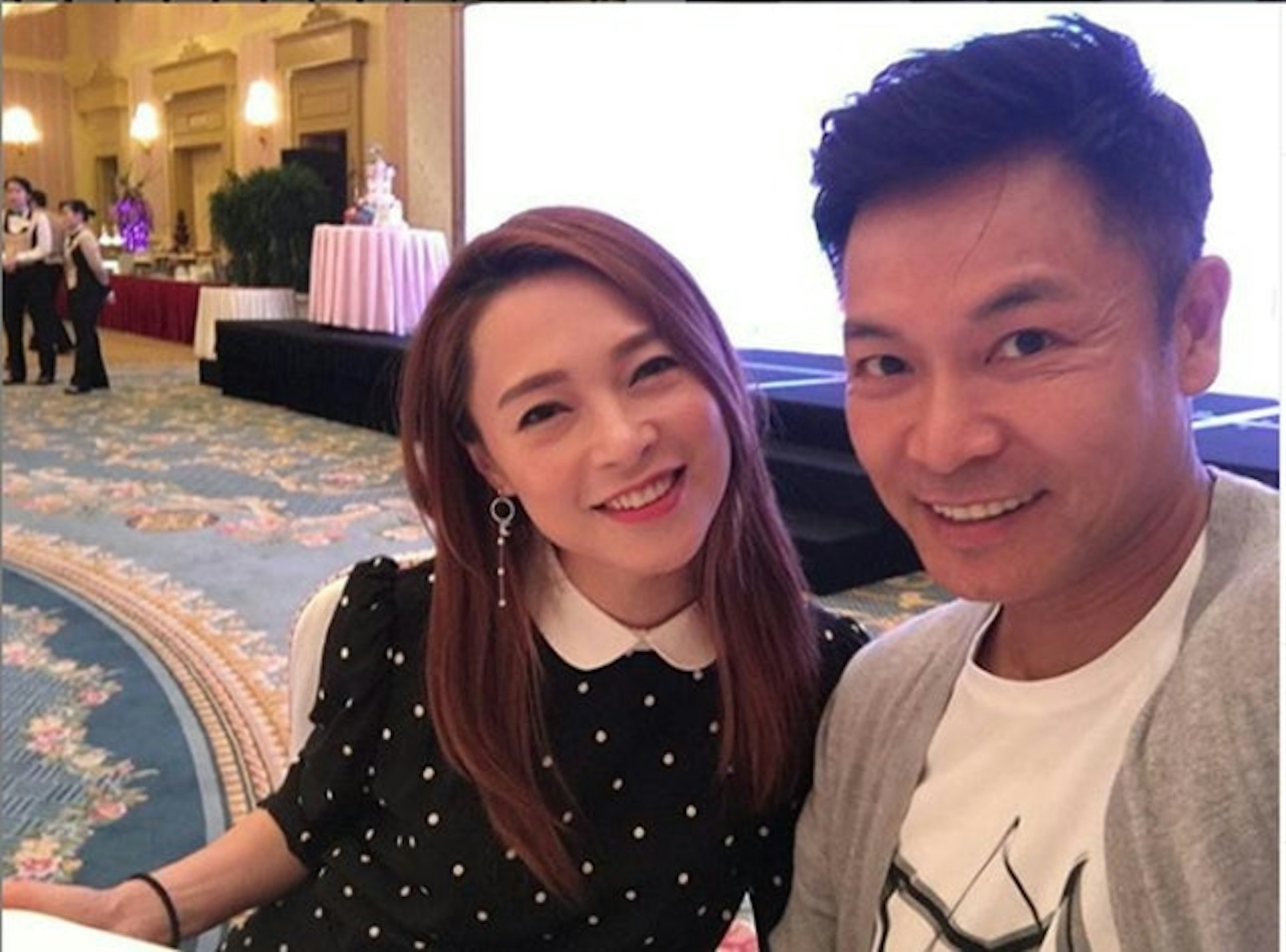 結束18年婚！大咖男星被拍到「穿西裝大啖小吃」　「親民舉止引注目」恢單近況曝光