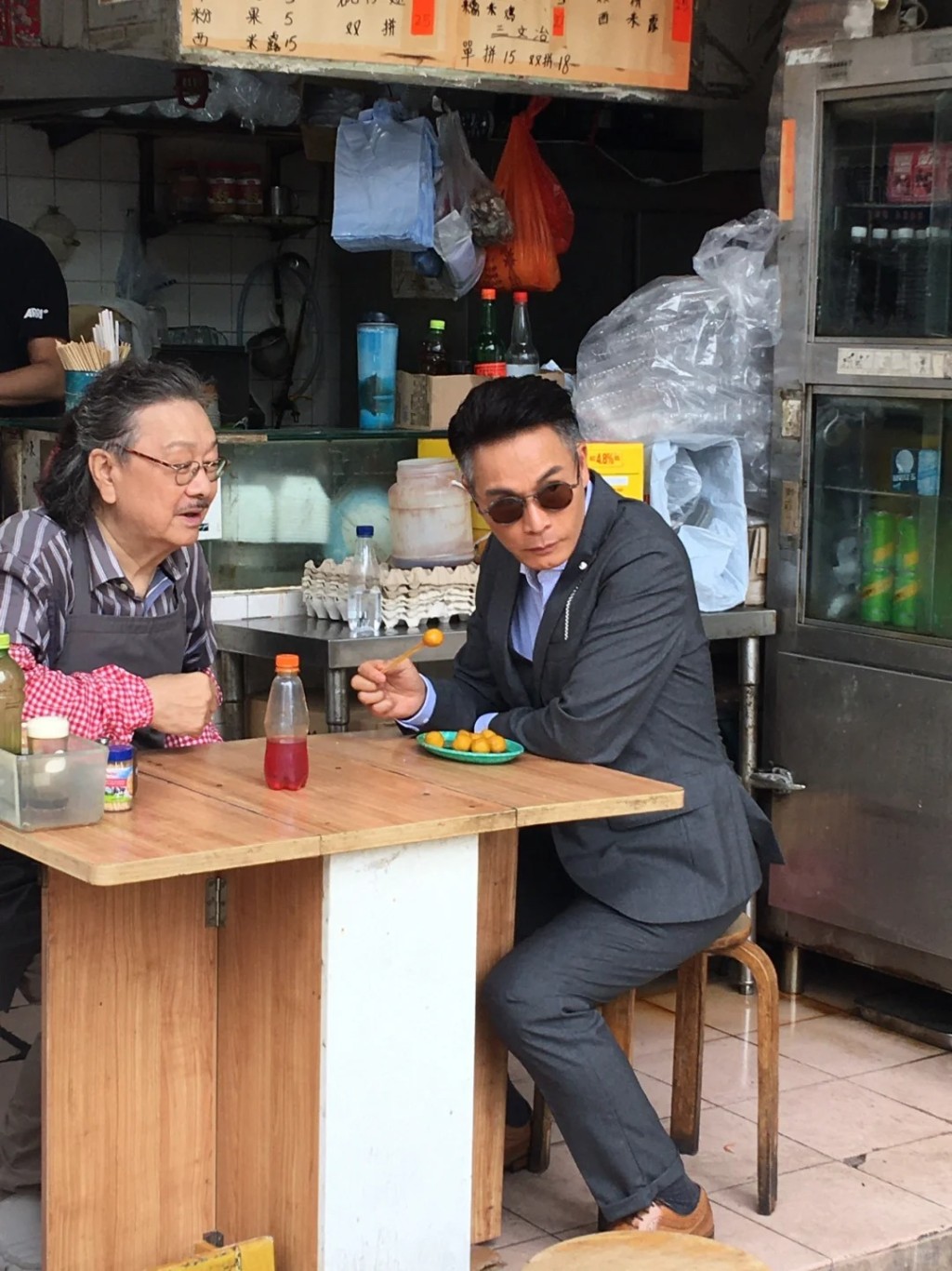 結束18年婚！大咖男星被拍到「穿西裝大啖小吃」　「親民舉止引注目」恢單近況曝光