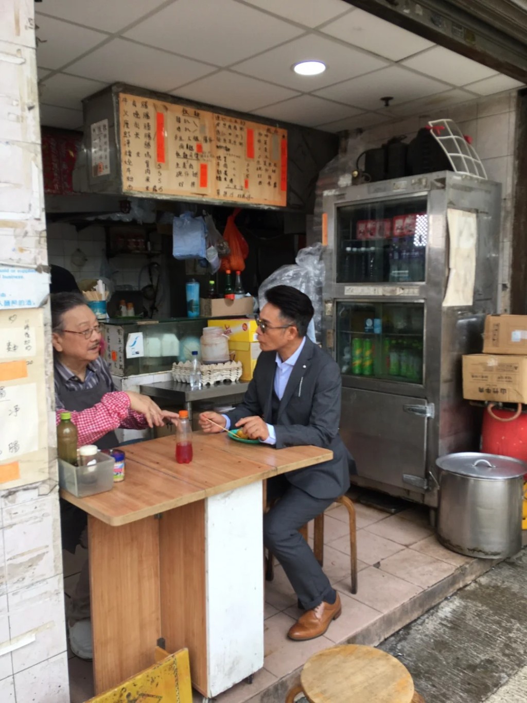 結束18年婚！大咖男星被拍到「穿西裝大啖小吃」　「親民舉止引注目」恢單近況曝光