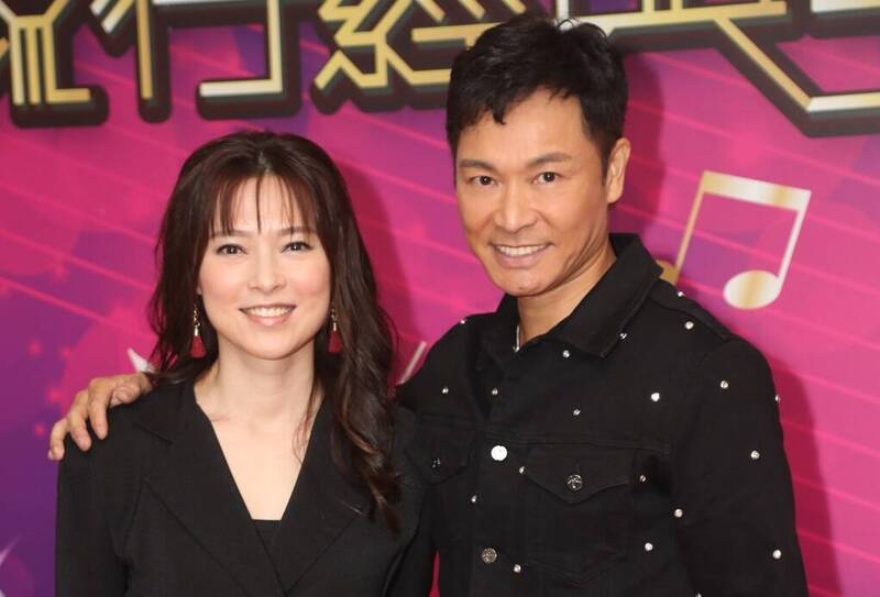結束18年婚！大咖男星被拍到「穿西裝大啖小吃」　「親民舉止引注目」恢單近況曝光