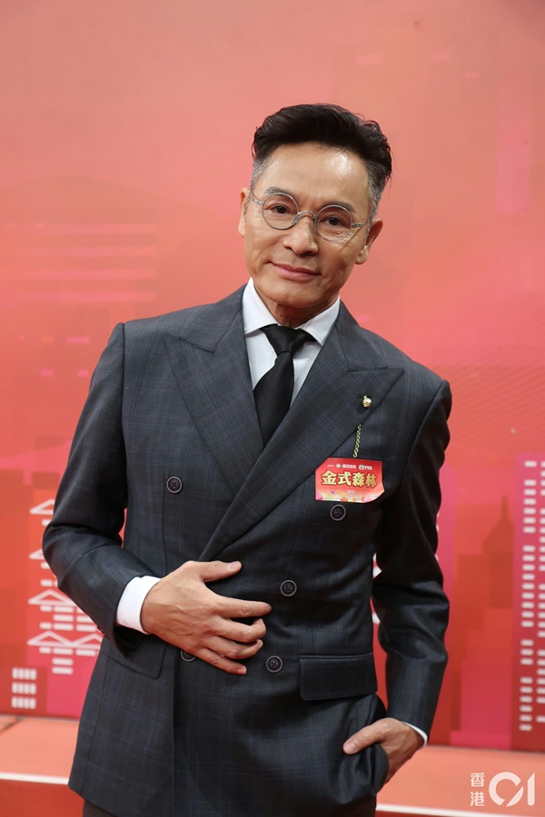 結束18年婚！大咖男星被拍到「穿西裝大啖小吃」　「親民舉止引注目」恢單近況曝光