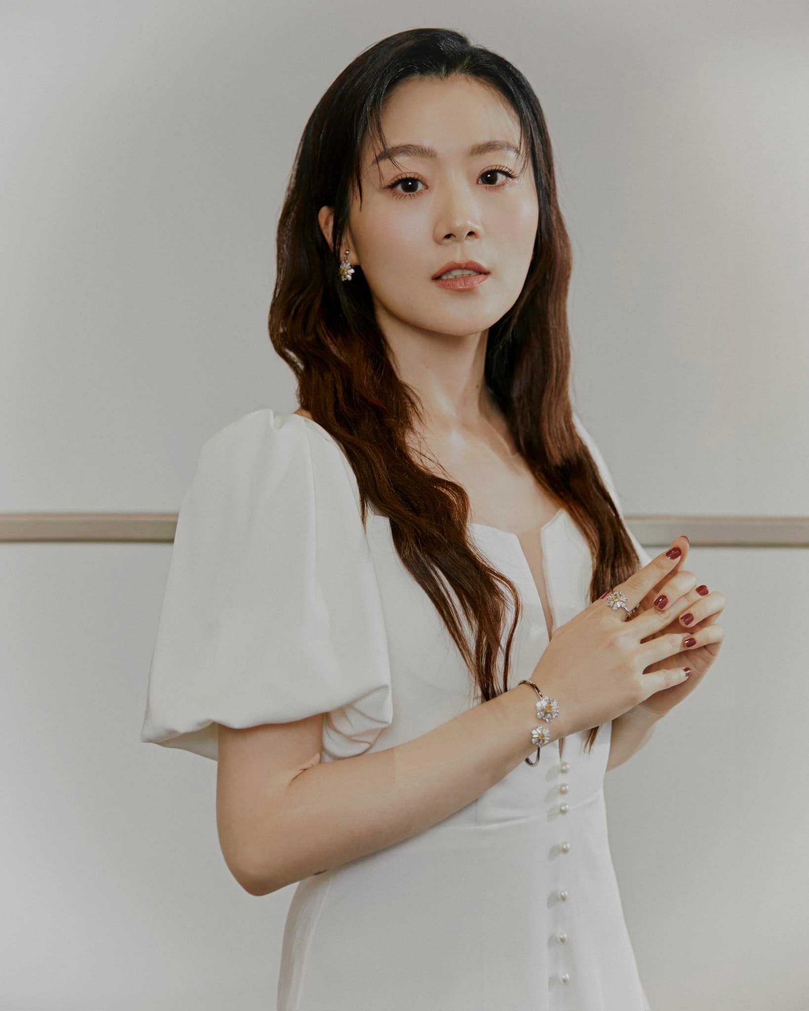 童星出身！35歲金鐘女星「路上遇襲」慘況曝光　公開「幕後黑手」嚇壞：眼睛睜不開了