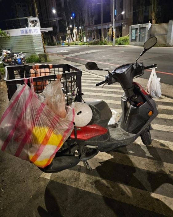 土城阿姨騎車「投餵流浪貓狗」引一堆蟑螂老鼠！他屢勸不聽超崩潰「難道無法可管」...