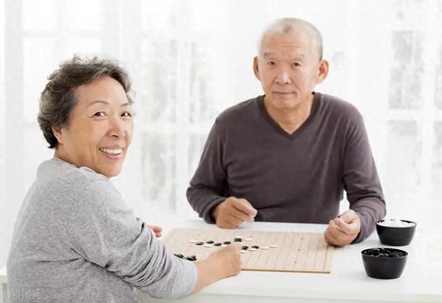 50歲阿姨再婚！新婚夜63歲丈夫「抱著她不停求饒」　寧願住客廳「堅決不回卧室」淚訴原因