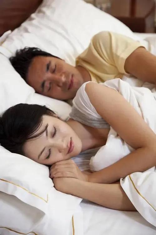 50歲阿姨再婚！新婚夜63歲丈夫「抱著她不停求饒」　寧願住客廳「堅決不回卧室」淚訴原因
