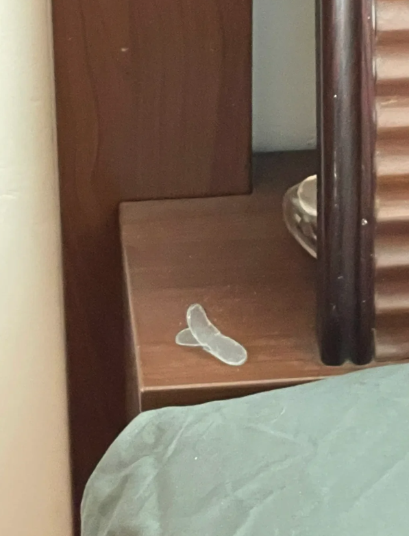 女友每次來過夜「都留下奇怪小塑膠片」　內行網友「一眼看出真相」：她為你受很多苦