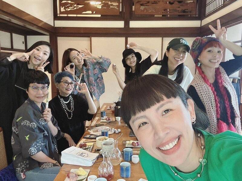 張曼娟淚證實「他昏迷10天」撒手了　曬「最後一次牽手照」鍾欣凌哀悼