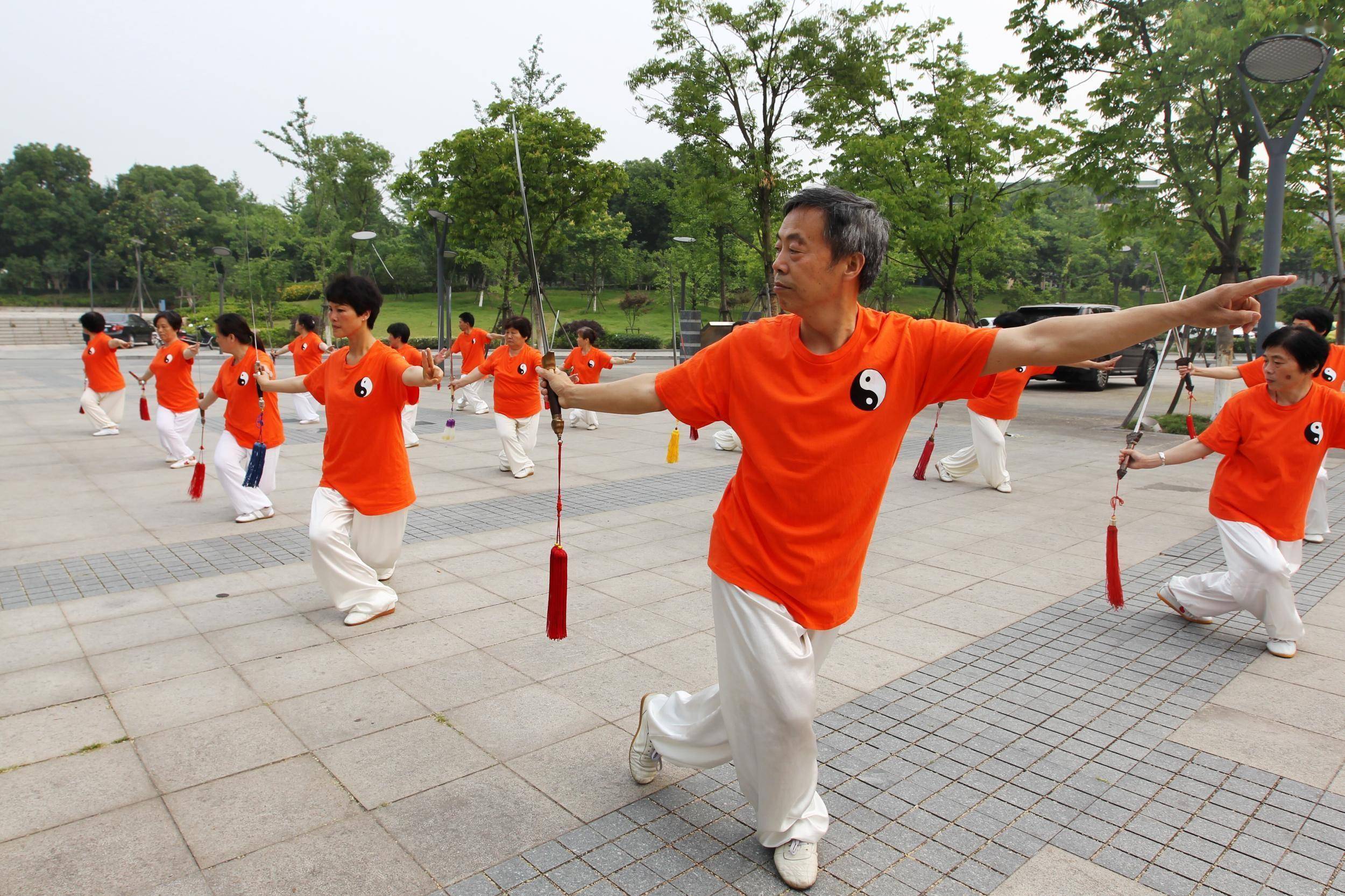 醫生揭秘：70歲後這樣做更健康，散步非首選！