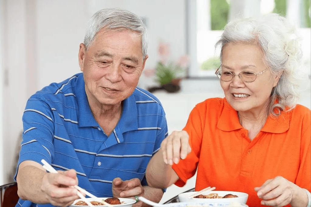醫生提醒：過了70歲要少散步，多做「4件事」，許多老年人不重視 