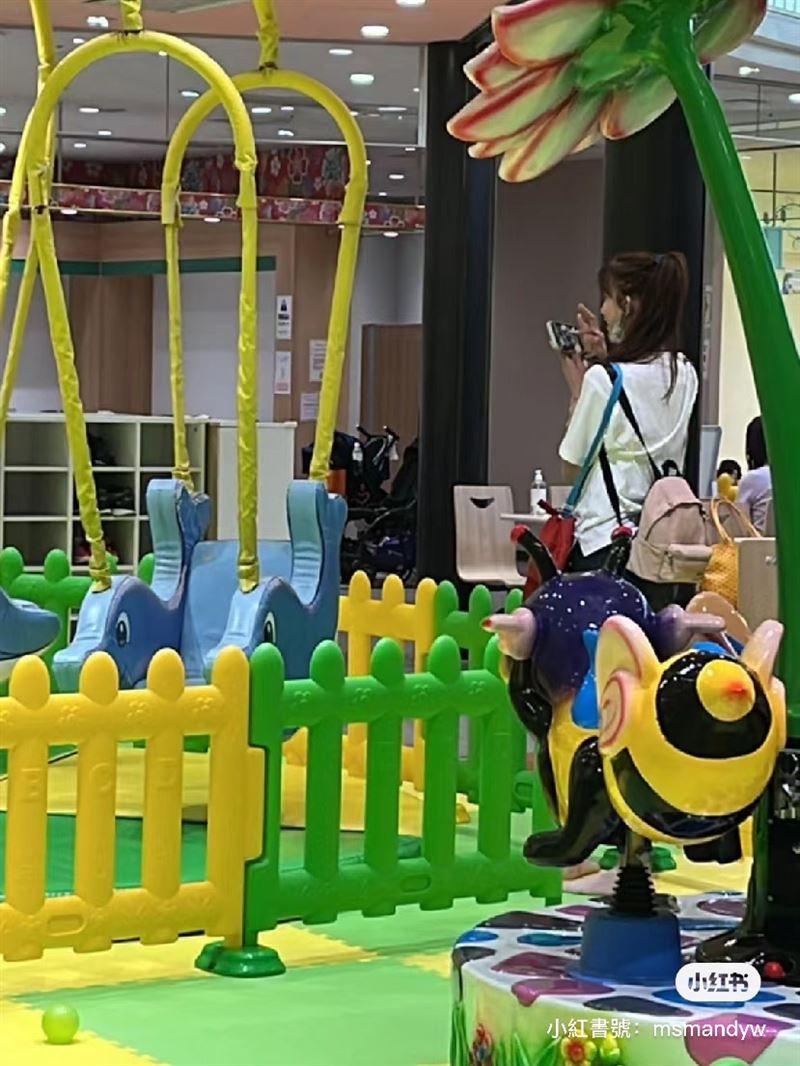 高挑氣質媽「遊樂場育兒」竟是台灣第一女神！溫柔有耐心「彎腰陪坐玩具車」47歲仍像少女