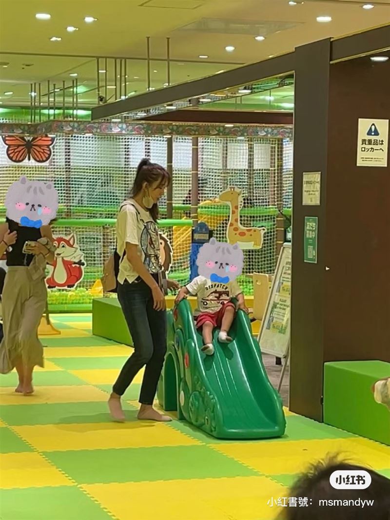 高挑氣質媽「遊樂場育兒」竟是台灣第一女神！溫柔有耐心「彎腰陪坐玩具車」47歲仍像少女