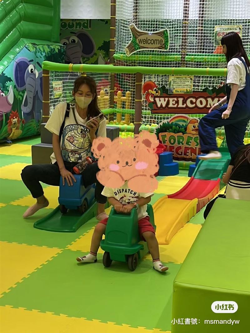 高挑氣質媽「遊樂場育兒」竟是台灣第一女神！溫柔有耐心「彎腰陪坐玩具車」47歲仍像少女