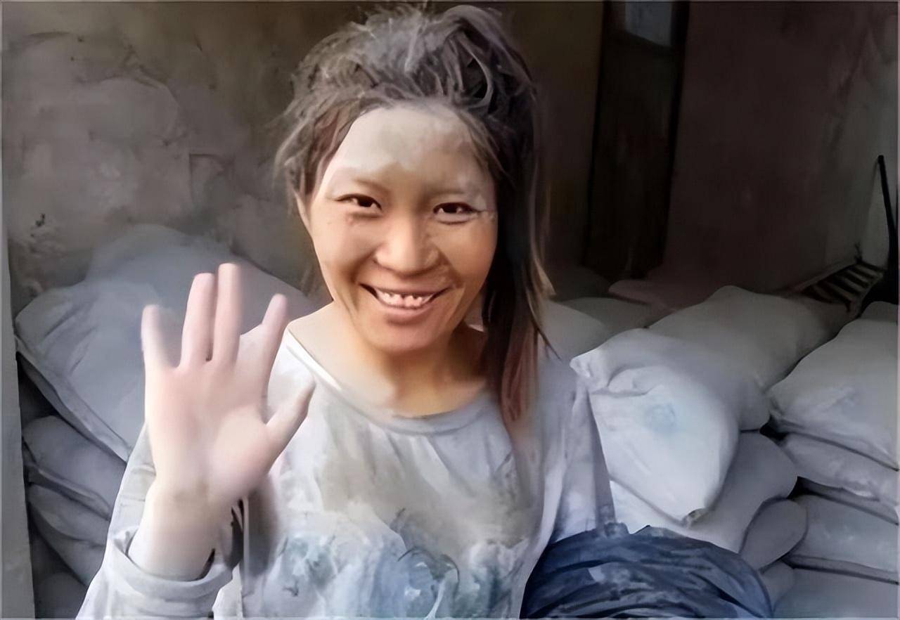 水泥妹「日扛2000袋水泥養全家」　騙局被揭穿「近況不勝唏噓」