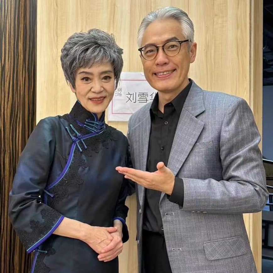消失許久！男星驚喜曬「瓊瑤劇女星後台照」滿頭白髮美呆　她鬆口認獨居近況「電視開整天」