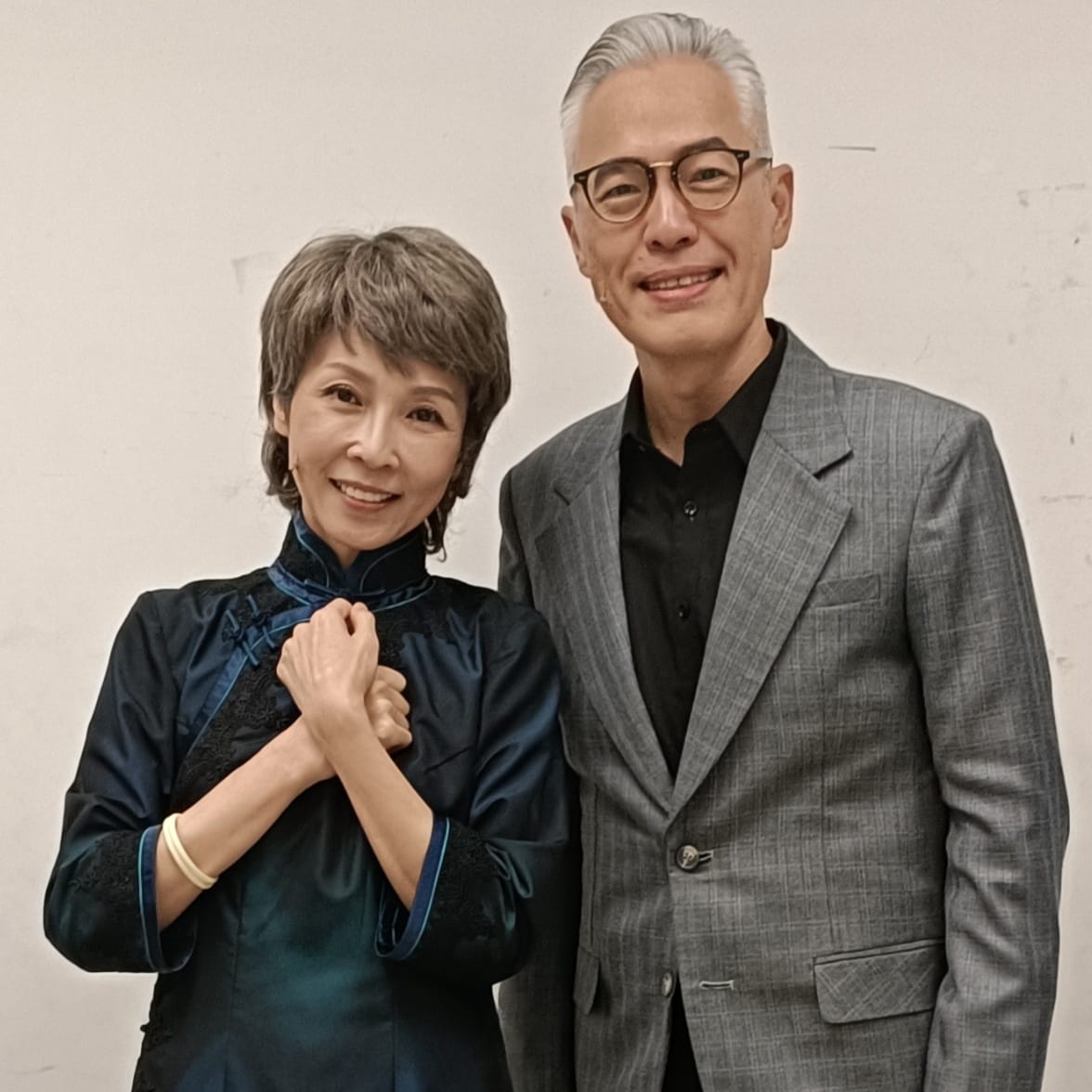 消失許久！男星驚喜曬「瓊瑤劇女星後台照」滿頭白髮美呆　她鬆口認獨居近況「電視開整天」