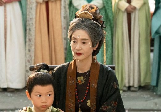 消失許久！男星驚喜曬「瓊瑤劇女星後台照」滿頭白髮美呆　她鬆口認獨居近況「電視開整天」