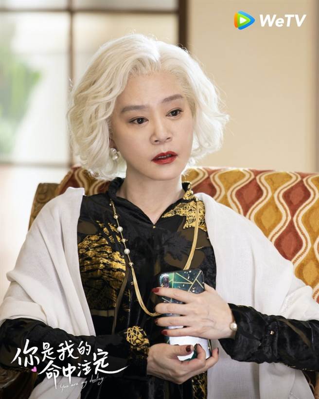 消失許久！男星驚喜曬「瓊瑤劇女星後台照」滿頭白髮美呆　她鬆口認獨居近況「電視開整天」