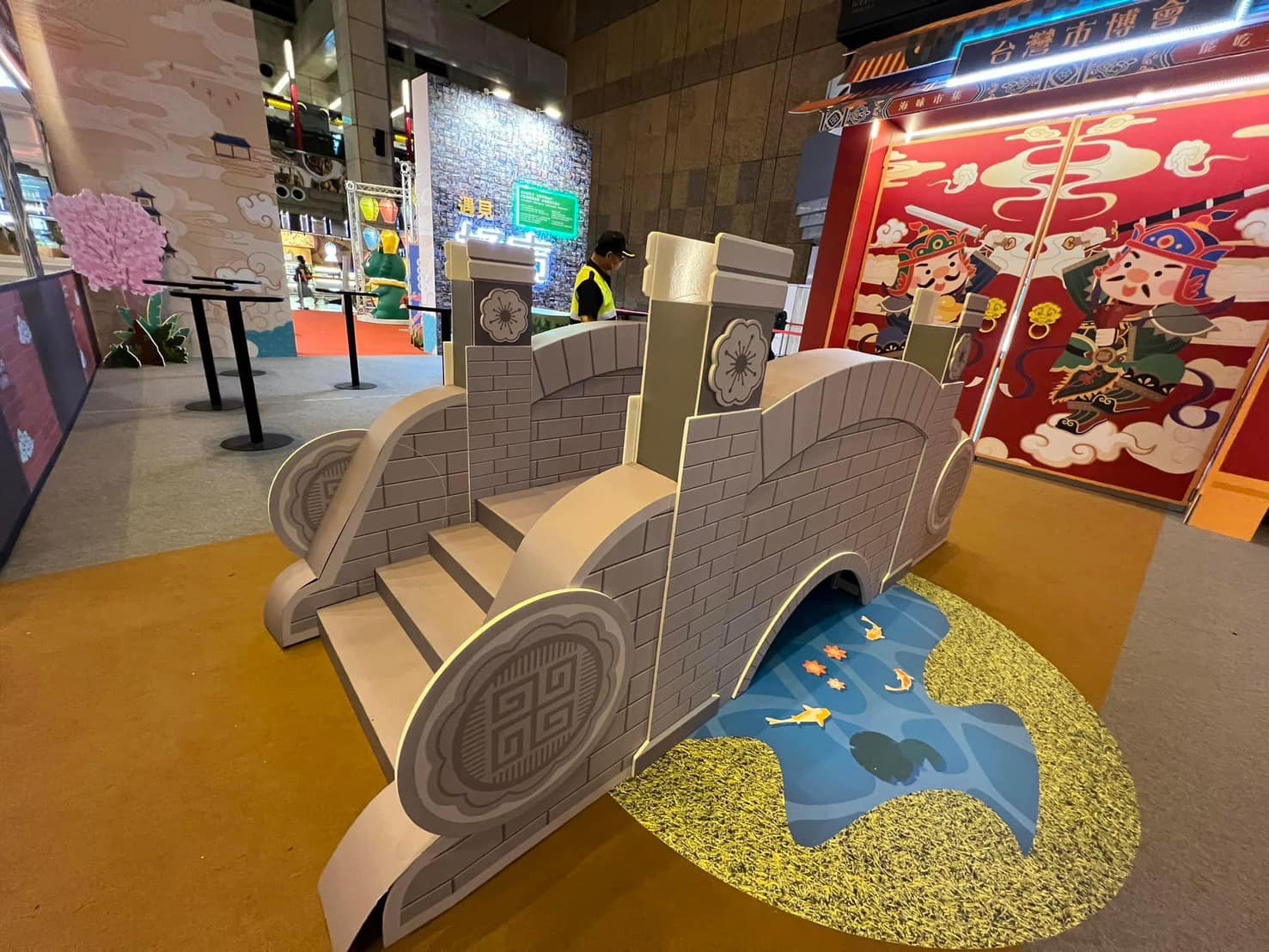 北車出現「靈堂風市集」現場泛幽幽藍光　網友發現「現場真的有橋」小朋友狂跑：實體奈何橋