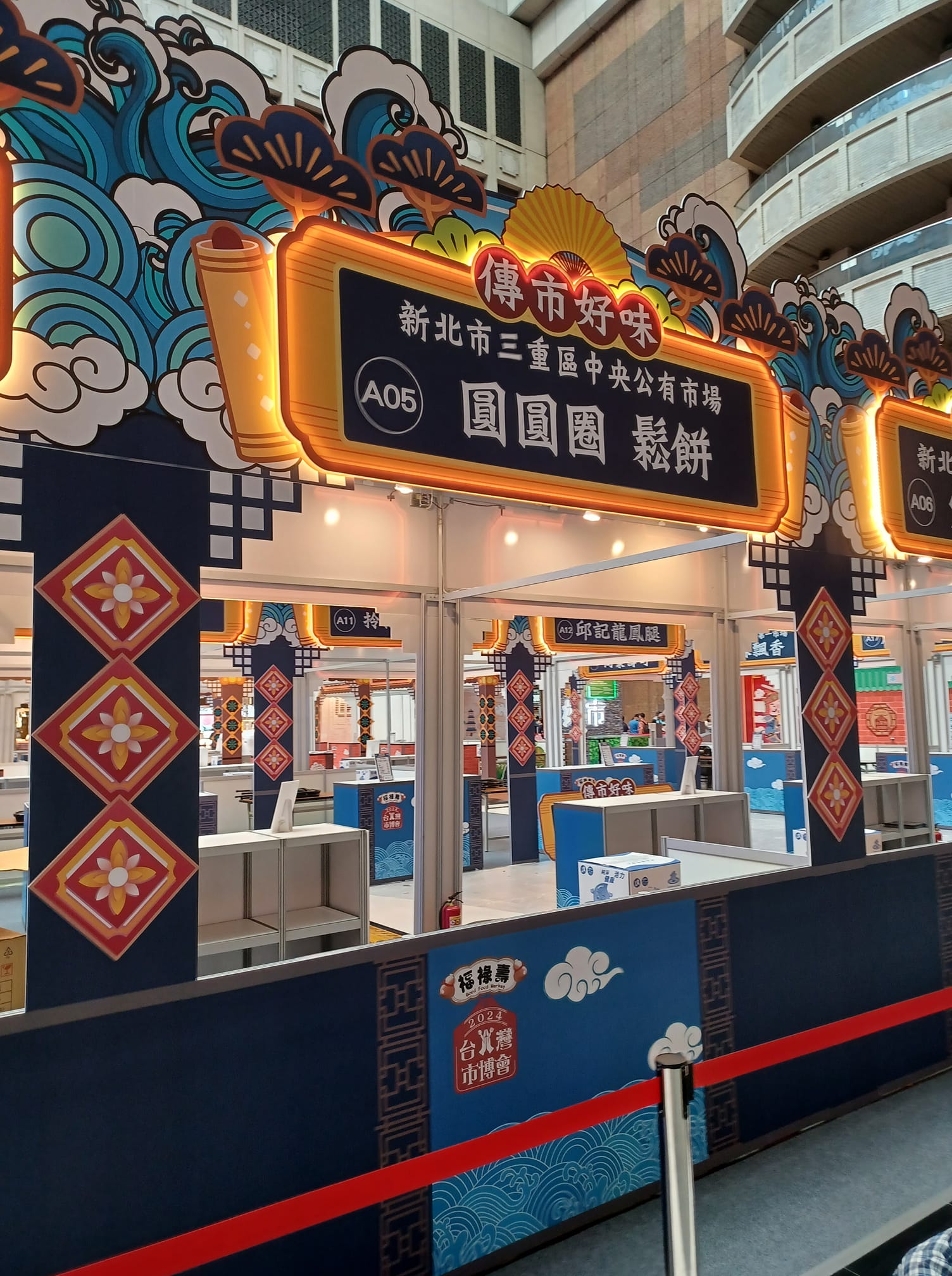 北車出現「靈堂風市集」現場泛幽幽藍光　網友發現「現場真的有橋」小朋友狂跑：實體奈何橋