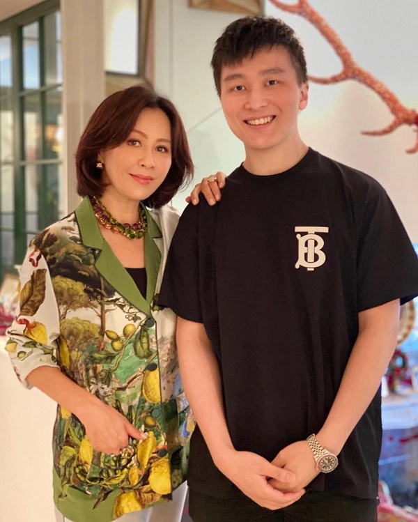 膝下無子！劉嘉玲小露性感「同框40億家產繼承人」　「他名校畢業」28歲帥氣成熟