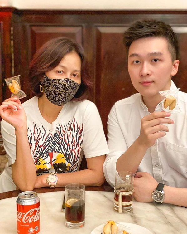 膝下無子！劉嘉玲小露性感「同框40億家產繼承人」　「他名校畢業」28歲帥氣成熟