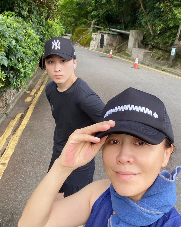 膝下無子！劉嘉玲小露性感「同框40億家產繼承人」　「他名校畢業」28歲帥氣成熟