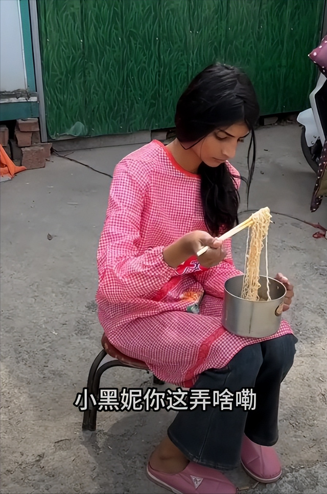 黑人寶寶被拋棄「中國夫妻好心帶回家養」！22年後「長成絕世大美女」一開口大家都笑了