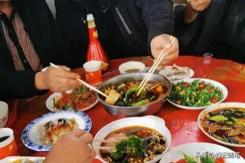 妻子去世8年！我每月「給岳母4500元生活費」　我再婚擺酒當天「岳母找上門來」一句話讓我落淚