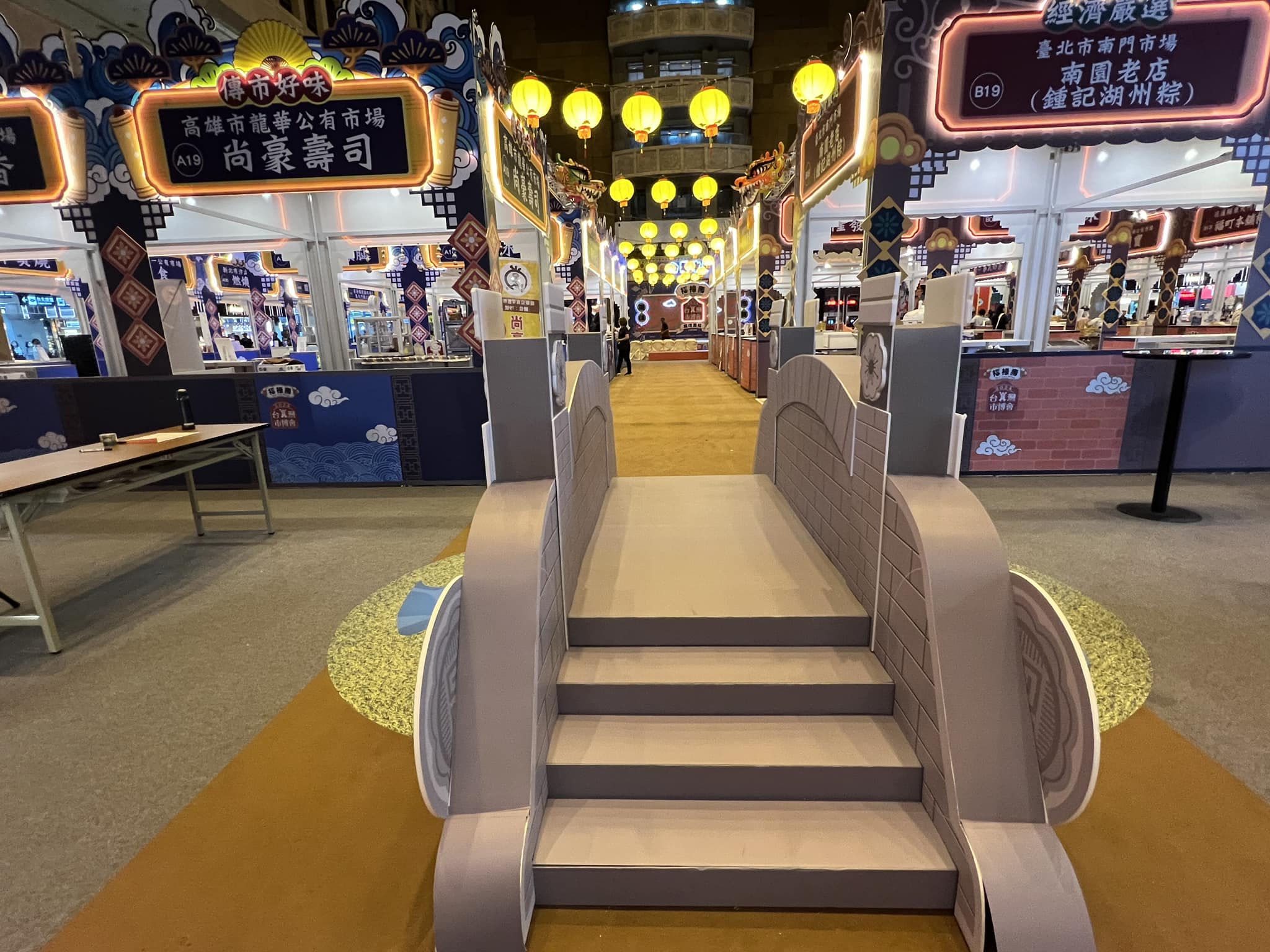 北車出現「靈堂風市集」現場泛幽幽藍光　網友發現「現場真的有橋」小朋友狂跑：實體奈何橋