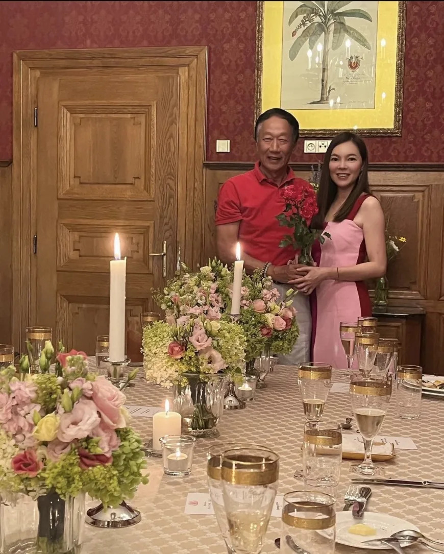 消失許久！曾馨瑩帶女兒「飛到捷克避暑」　「10億古堡夢幻外觀」藏郭董巧思