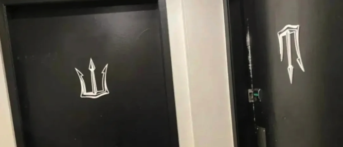 尿急衝廁所!門上標誌卻是「瑪莎拉蒂和魔爪」 他傻眼喊「上個廁所也太難」正解超意外