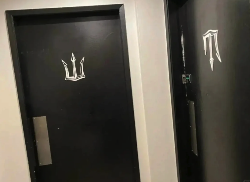 尿急衝廁所!門上標誌卻是「瑪莎拉蒂和魔爪」 他傻眼喊「上個廁所也太難」正解超意外