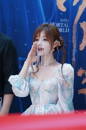 途中發生交通意外！25歲女歌手「敬業坐輪椅」現身　曝傷勢「臉上也帶傷」戴面紗遮掩