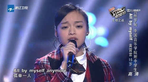 途中發生交通意外！25歲女歌手「敬業坐輪椅」現身　曝傷勢「臉上也帶傷」戴面紗遮掩