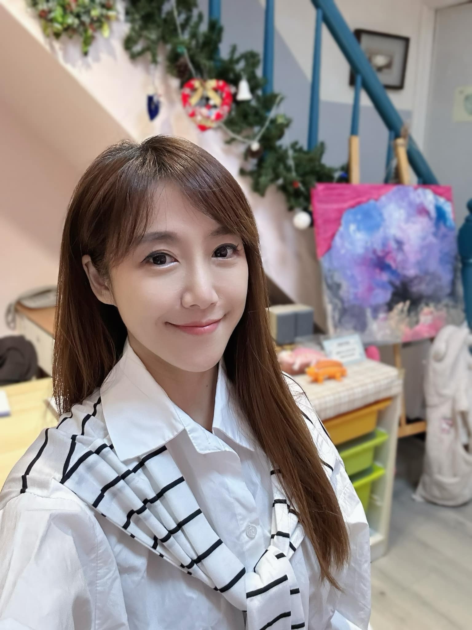 自拍照怪怪的！最美雙胞胎女星「放大一看」嚇壞：半夜不要看　驚見「紅衣女子」臉上不對勁