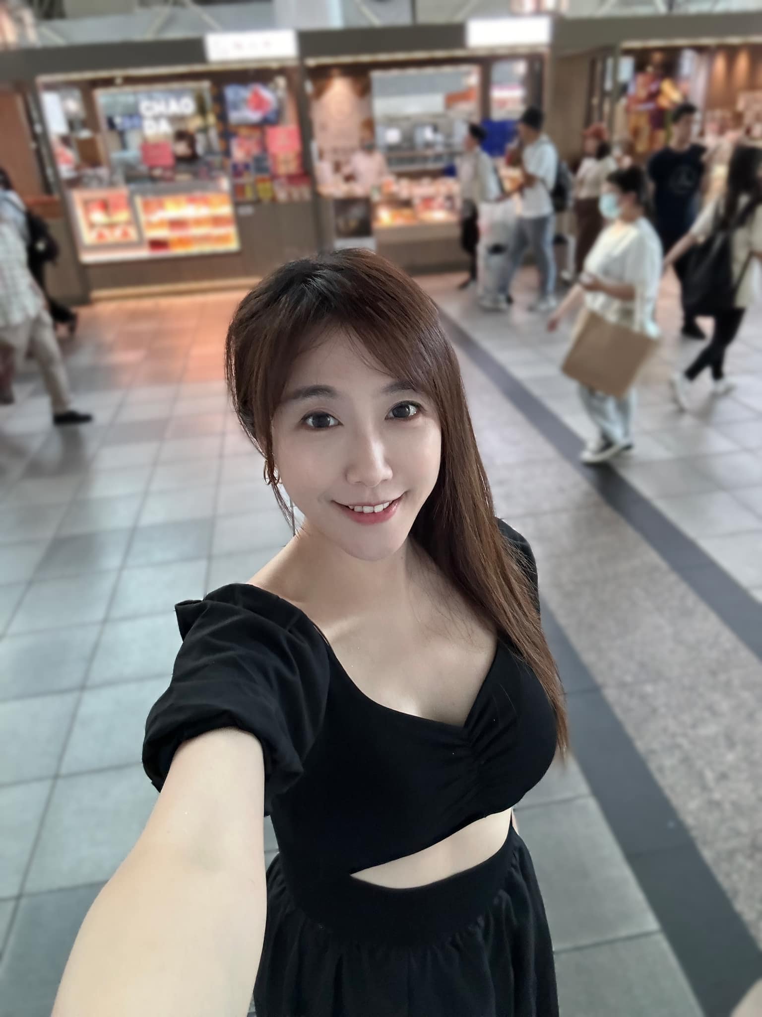 自拍照怪怪的！最美雙胞胎女星「放大一看」嚇壞：半夜不要看　驚見「紅衣女子」臉上不對勁