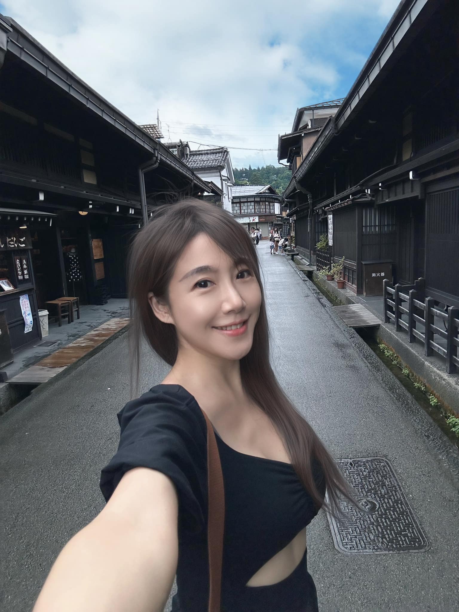 自拍照怪怪的！最美雙胞胎女星「放大一看」嚇壞：半夜不要看　驚見「紅衣女子」臉上不對勁