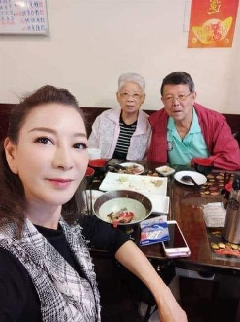 辭節目顧二老！楊繡惠淚崩「談父母身後事」：媽媽希望葬一起　託友人買塊地「走後想土葬」