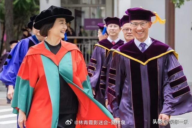 意外跌倒！69歲林青霞「忍痛負傷上台」笑容堅毅　自曝「肋骨斷2條」：一晚吃3次安眠藥
