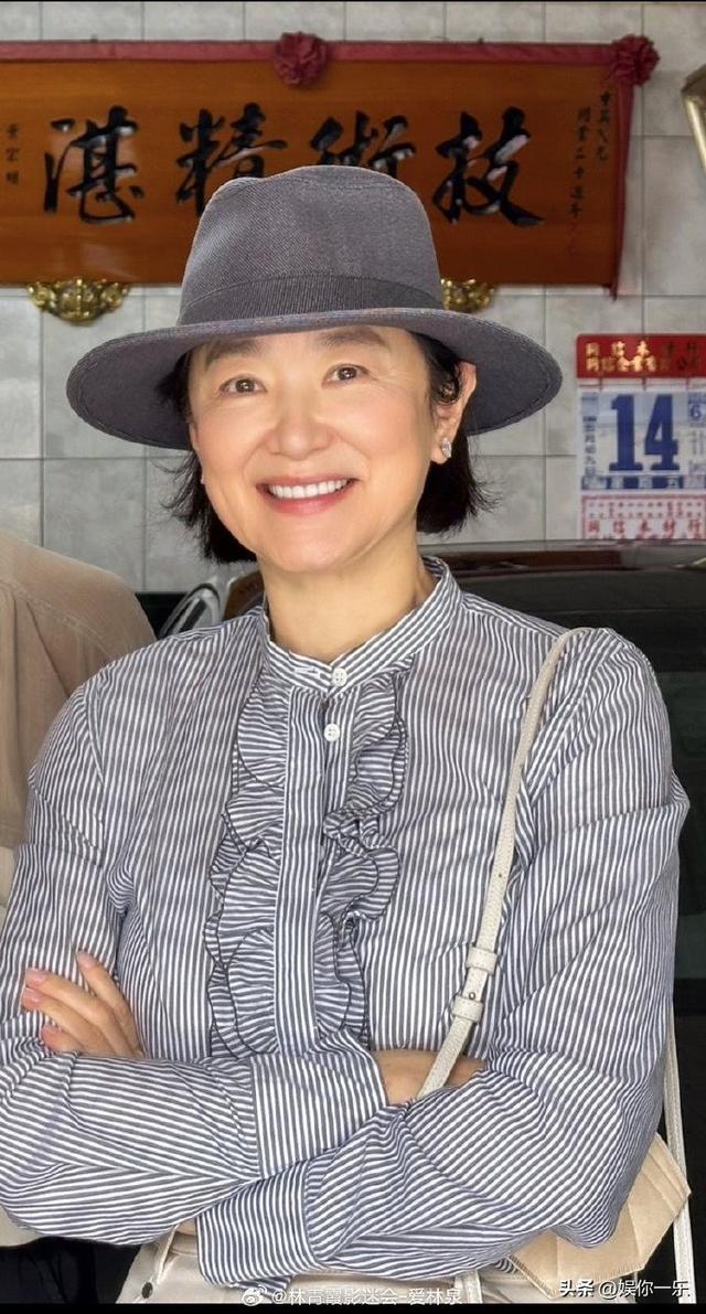 意外跌倒！69歲林青霞「忍痛負傷上台」笑容堅毅　自曝「肋骨斷2條」：一晚吃3次安眠藥