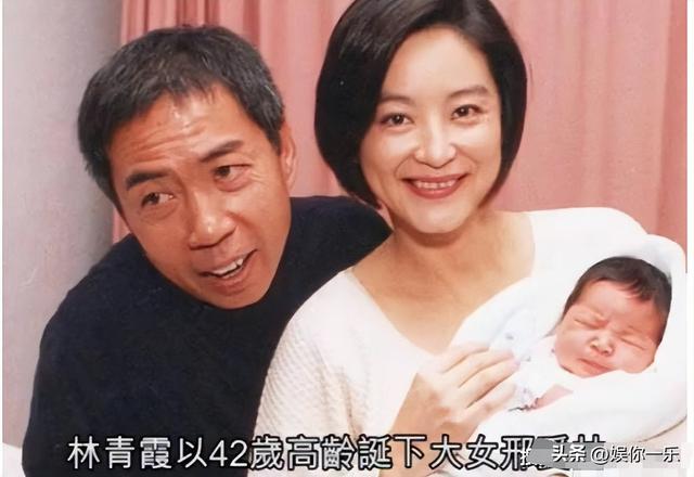 意外跌倒！69歲林青霞「忍痛負傷上台」笑容堅毅　自曝「肋骨斷2條」：一晚吃3次安眠藥
