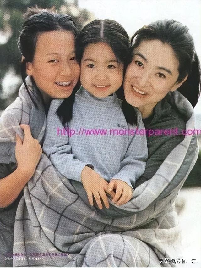 意外跌倒！69歲林青霞「忍痛負傷上台」笑容堅毅　自曝「肋骨斷2條」：一晚吃3次安眠藥