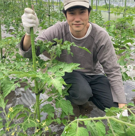 當年超紅！帥氣男星「迎娶天后回鄉隱居」　40歲「樂當蓄鬍農夫」現況曝光