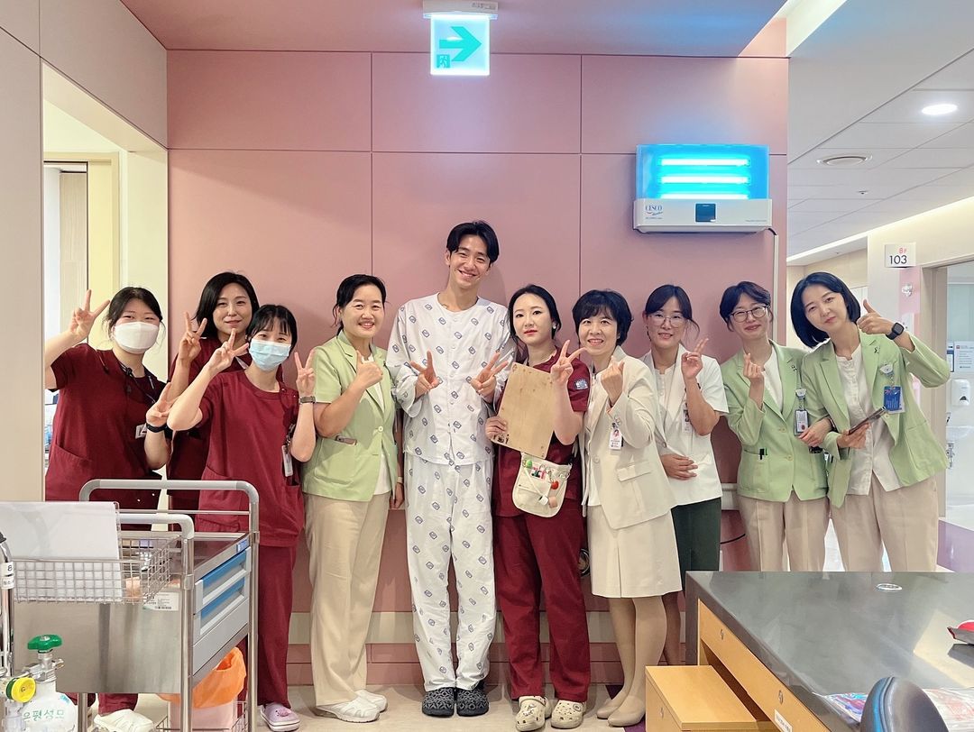 爆紅後神隱一年！27歲男星驚傳「為捐腎救父」下苦心　公開「術後畫面」父子倆現況曝光